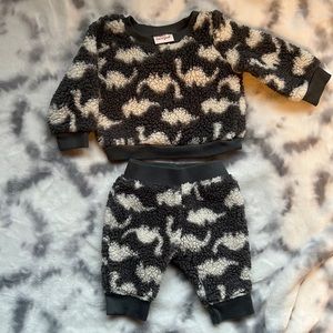 New W/O tag  Ultra soft Cat & Jack Newborn Fleece Dinosaur Outfit